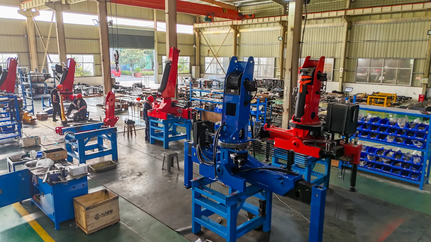 Puestos de trabajo en la nave de montaje de BOB-LIFT