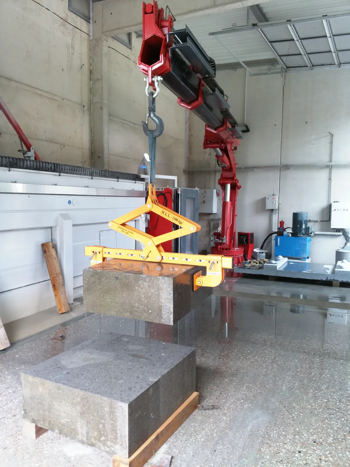Une grue sur socle de 12 t avec pince à pierre dans un atelier de pierre en Allemagne