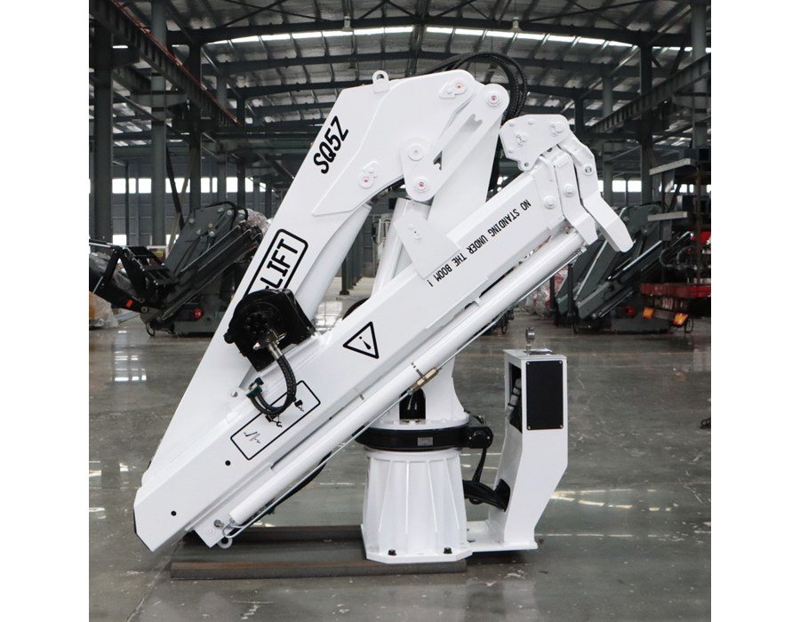 White BOB-LIFT 5 t Grues marines à flèche articulée in the factory with its inner and outer boom folded against the column